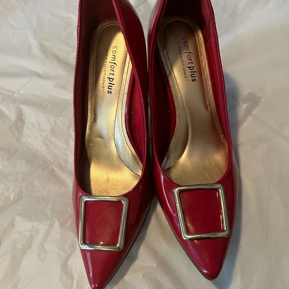 Preowned….. ComfortPlus size 7. Red with gold buckle. Still is good condition. - Picture 1 of 8